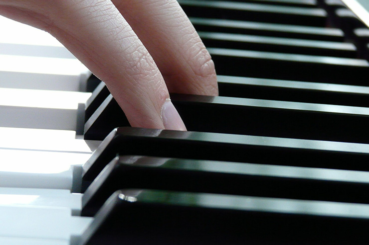 ピアノを弾く時って鍵盤を押すの 叩くの