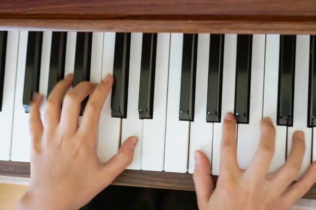 ピアノ 指 の 形